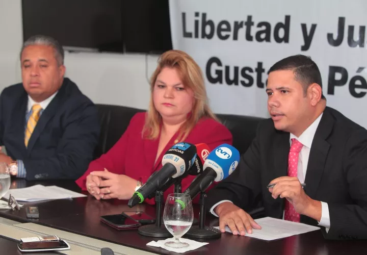 Equipo legal del exdirector de la Policía y exjefe del Consejo de Seguridad. Foto Víctor Arosemena