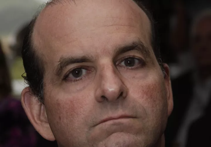 Para el gerente general de Tocumen S.A., Joseph Fidanque III, porque sus conflictos de intereses han sido notados por el procurador de la administración, Rigoberto González Montenegro, quien le inició un proceso disciplinario que podría terminar con su destitución en este cargo. ¡Cobrando por ambos lados!