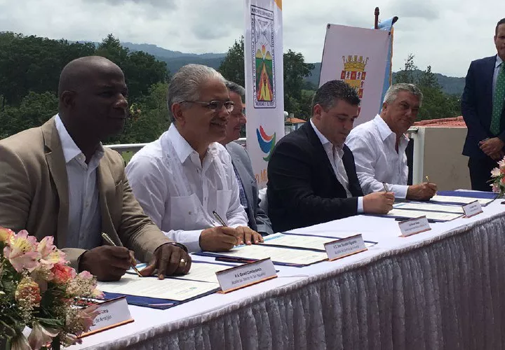 Para los alcaldes de las ciudades de Panamá, San Miguelito, Colón y La Chorrera, que firmaron un acuerdo para realizar acciones urbanas que reduzcan las emisiones de gases de efecto invernadero y los riesgos climáticos, favoreciendo la salud, el bienestar y las oportunidades económicas de los ciudadanos.