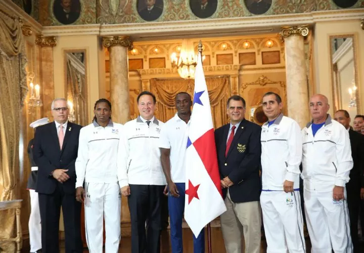 Para nuestros atletas que competirán en los Juegos Olímpicos de Río de Janeiro desde esta misma semana. Antes de partir a Brasil, fueron los protagonistas de un homenaje realizado en el Palacio de las Garzas, sede de la Presidencia de la República. ¡Estamos con ustedes!