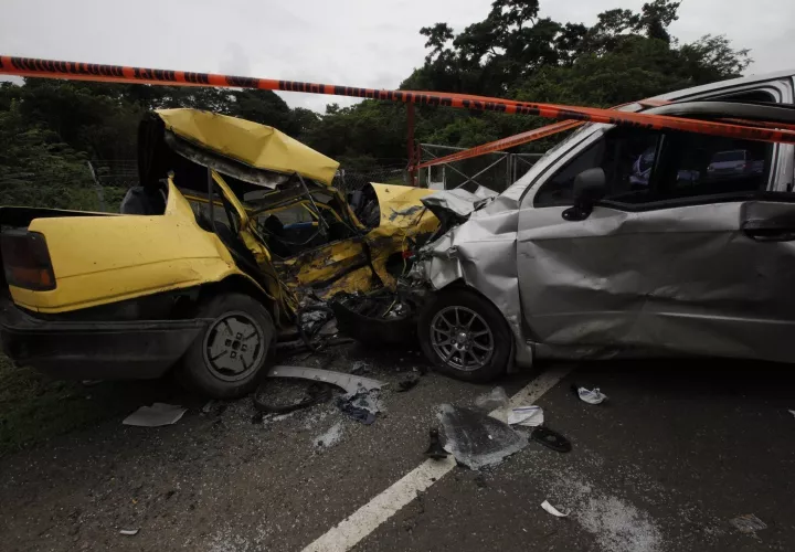 Para todos los ciudadanos que conducen en este país. Las estadísticas de la ATTT reportan 269 víctimas por accidentes de tránsito a nivel nacional en 214 días de lo que va del año. Se trata de 35 víctimas más que el año pasado a estas mismas alturas. No podemos andar por ahí como locos, ni bebiendo ni desconcentrados.