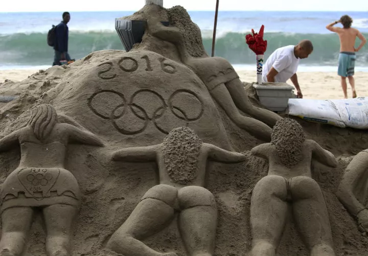 Figura de arena en la playa de Copacabana. Foto EFE