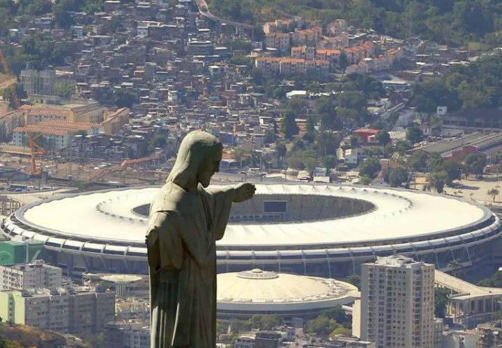 Vista aérea del Cristo Redentor con el estadio Maracaná de fondo. Foto EFE