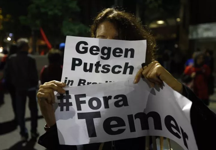 Sindicalistas y militantes de diferentes movimientos sociales realizan la primera jornada nacional de protestas contra el presidente interino de Brasil, Michel Temer, en la ciudad de Río de Janeiro (Brasil). Foto EFE 