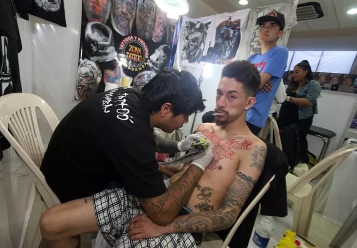 Un participante realiza un tatuaje durante la IV Convención Internacional Tatto 2016, que se celebra hasta el domingo en la ciudad boliviana de Santa Cruz.  /  Foto: EFE