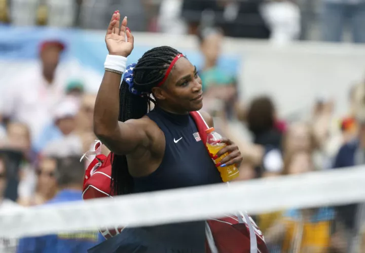 Serena saluda al público. Foto EFE