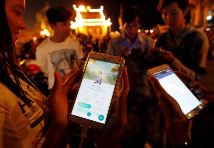 Varios camboyanos juegan a Pokémon Go cerca del Palacio Real en Phnom Penh (Camboya) hoy, 10 de agosto de 2016.  /  Foto: EFE