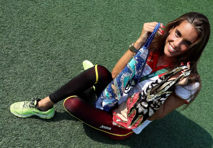 Ona Carbonell con los bañadores que diseñó. Fotos EFE