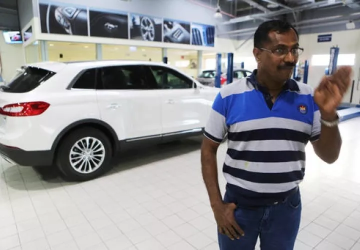 Bashir sobrevivió a la de agosto 3 Crash-aterrizaje de un avión de pasajeros de Emirates en Dubai y ganó $ 1 millones de dólares en un dibujo sorteos por Dubai Duty Free el martes siguiente. //  Foto: AP