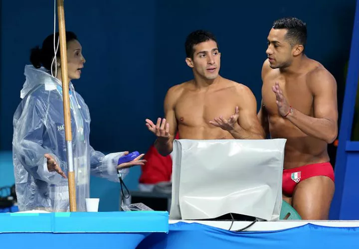La pareja de México Jahir Ocampo y Rommel Pacheco discute con una juez en la prueba de salto sincronizado, trampolín 3 metros Foto EFE