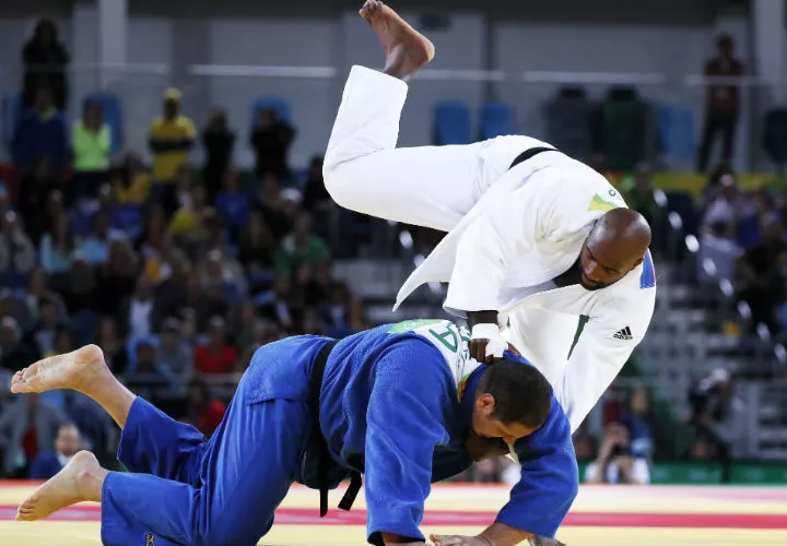 Teddy Riner (derecha) en combate. Foto EFE