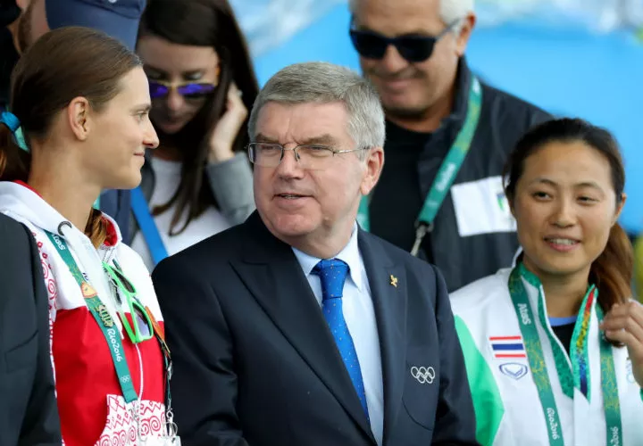 Thomas Bach, presidente del COI, durante la premiación del tiro. Foto EFE