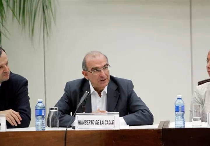 Jefe de la delegación de paz del Gobierno colombiano Humberto de la Calle (c) habla junto a la representante de Noruega Mona Froystad (i) y el alto comisionado para la paz Sergio Jaramillo (i) durante la difusión de un comunicado conjunto en La Habana/EFE