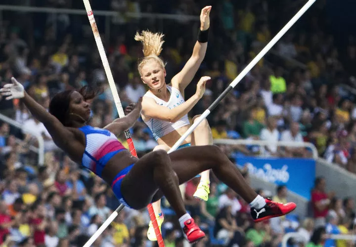 Wilma Murto (atrás) de Finlandia y la cubana Yarisley Silva  durante su competición. Foto EFE