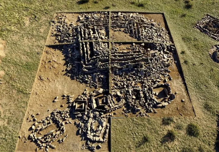 Mausoleo en forma de pirámide que un grupo de arqueólogos kazajos ha descubierto en la región de Karaganda, en el centro del país, que data de la Edad de Bronce (siglos XII-XIV a. C.).  /  Foto: EFE