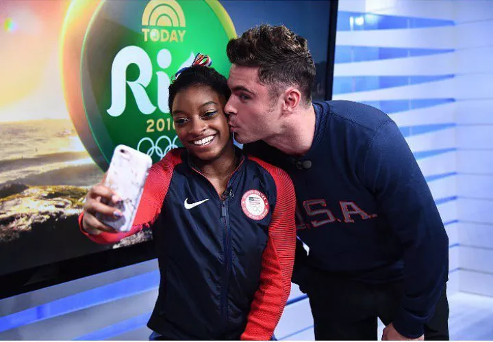 Simone Biles se hace una selfie con  Zac Efron. Foto @simonebiles