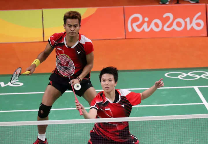 Liliyana Natsir (al frente) y Tontowi Ahmad (atrás) de Indonesia en acción. Foto EFE
