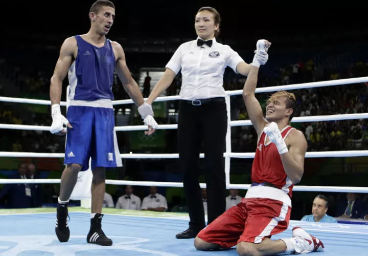 Yoel Finol (derecha) celebra su victoria ante el argelino Mohammed Flissi. Foto EFE