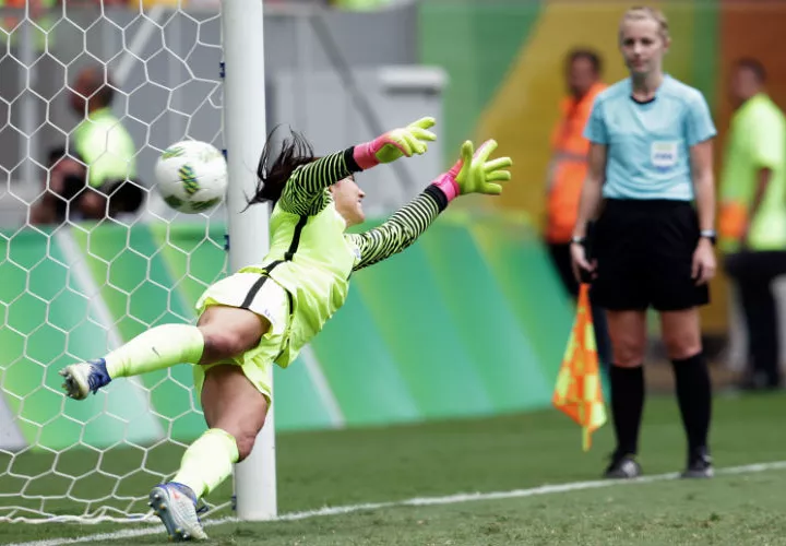 Hope Solo en la definición por penales ante Suecia. Foto AP