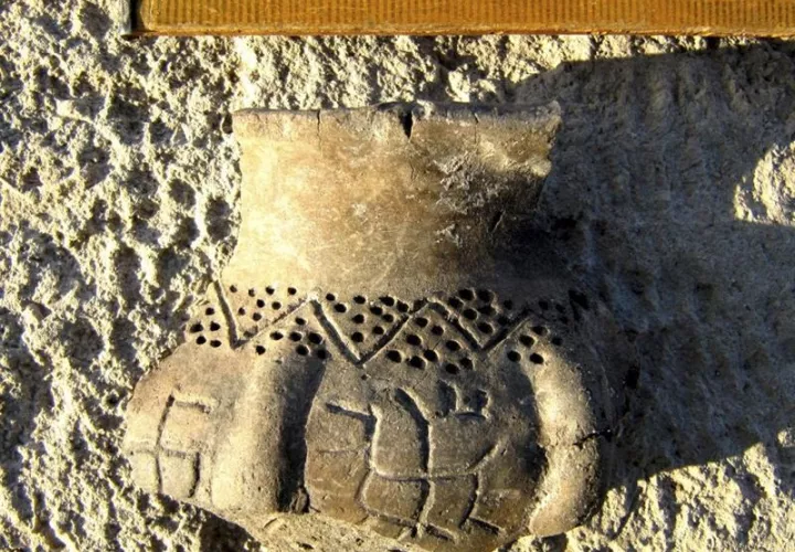 Imagen facilitada Petar Banov uno de los arqueólogos búlgaros que aseguran haber descubierto uno de los pictogramas más antiguos del mundo en un fragmento cerámico de más de 5.000 años en el que se observa un trazo que recuerda a una esvástica./ Foto: EFE