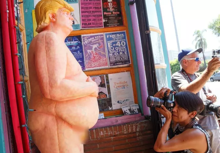 Una estatua desnuda del candidato republicano Donald Trump llama la atención de varios transeúntes quienes se fotografían con ella en Los Ángeles (EE.UU.).   /  Foto: EFE