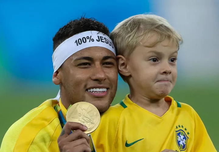 Neymar celebra con su hijo Lucas la medalla de oro en el fútbol de Brasil. Foto EFE