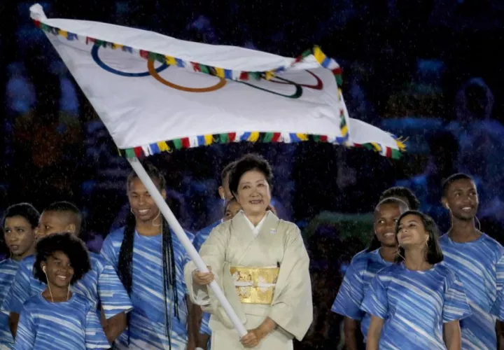 Yuriko Koike, gobernadora de Tokio, toma la bandera del COI. Foto EFE