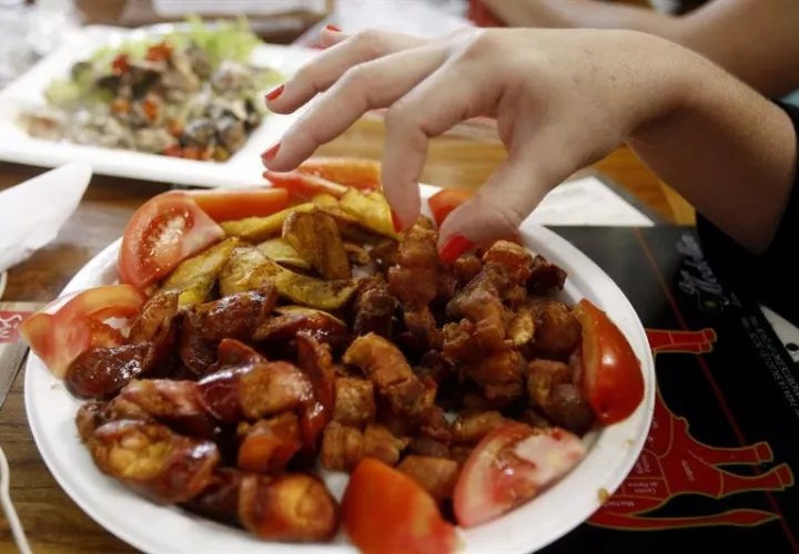 Los expertos encontraron que los ratones sujetos a una dieta retenían un 50% más de células nerviosas que aquellos que podían ingerir tanto como quisieran.  /  Foto: EFE