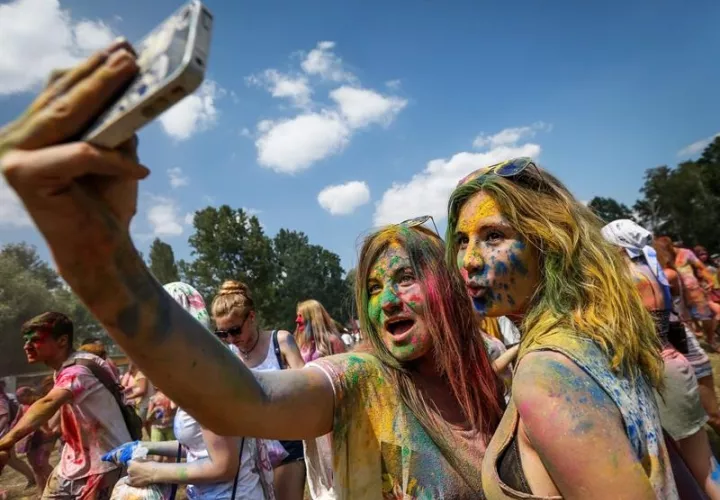 Dos chicas participantes de un festival se hacen un selfi.  /  Foto: EFE