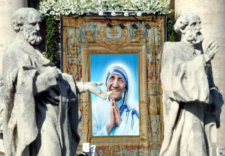 Fotografía de la Madre Teresa de Calcuta en la fachada de la Basílica de San Pedro en el Vaticano durante su beatificación bajo el papado de Juan Pablo II.  /  Foto: AP