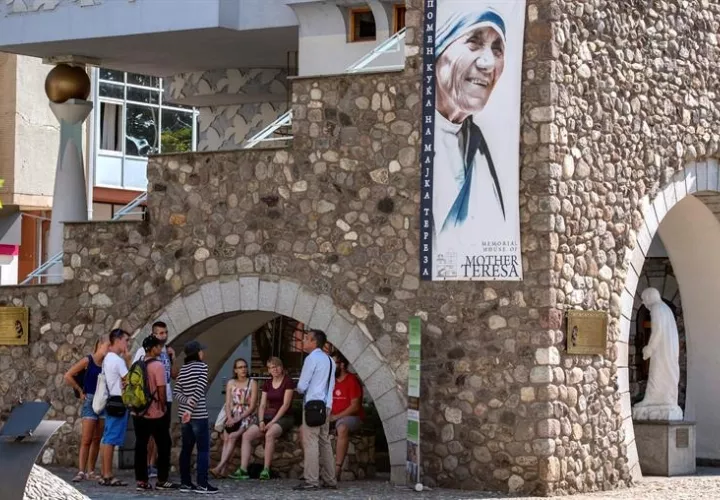 Turistas escuchan las explicaciones de un guía turístico hoy en la Casa memorial de la Madre Teresa de Calcuta en Skopje (Macedonia).  /  Foto: EFE