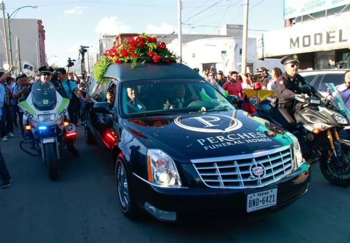 Una eufórica multitud recibió las cenizas de Juan Gabriel,  en Ciudad Juárez (México).  /  Foto: EFE