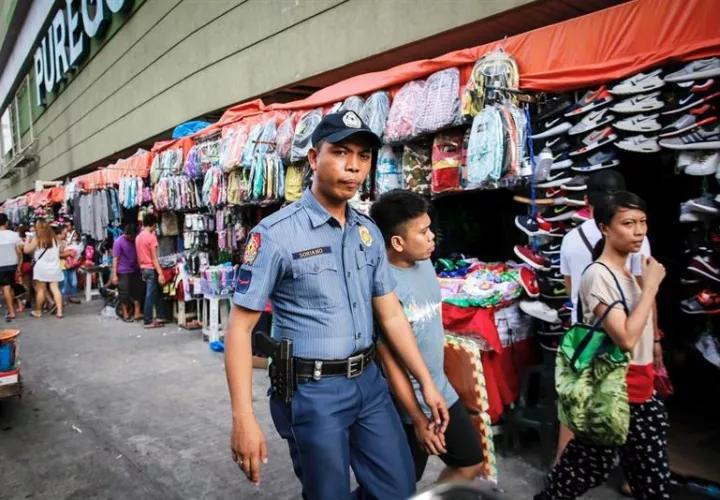 Un miembro de la Policía Nacional de Filipinas patrulla cerca de un mercado en Divisoria, Manila.  /  Foto: EFE Archivo