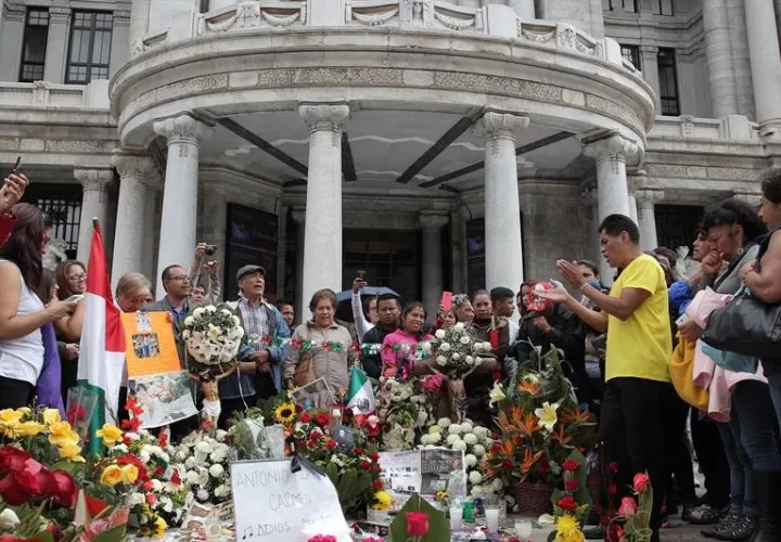 Admiradores del cantautor mexicano fallecido el pasado 28 de agosto, Juan Gabriel, colocan flores y velas, en el Palacio de Bellas Artes en Ciudad de México (México). /  Foto: EFE 