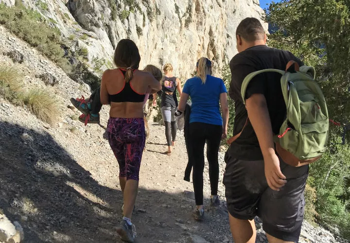 Miesha Tate , izquierda, carga a la niña que se fracturó el brazo. Foto AP