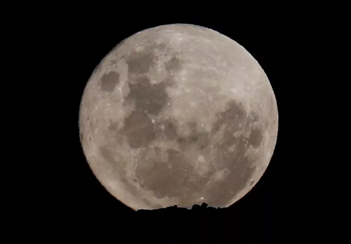 Se examinaron siete muestras de rocas logradas en diferentes misiones lunares y compararon sus ratios de isótopos de potasio con ocho rocas representativas del manto terrestre.  /  Foto: EFE