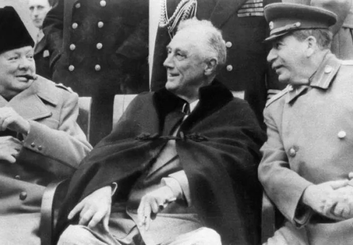 El primer ministro británico Winston Churchill; el presidente de los Estados Unidos, Franklin D. Roosevel, y el líder soviético Josef Stalin, de izda a dcha.  /  Foto: EFE Archivo