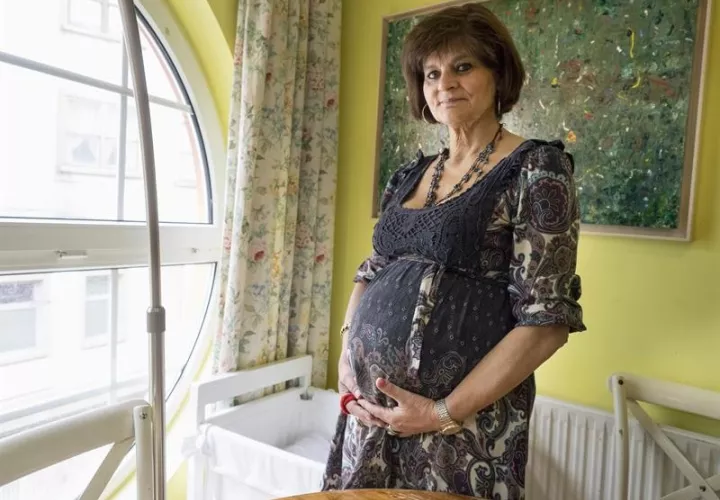 La médica lucense Lina Álvarez, de 62 años, que va a ser madre veinte años después de haber pasado por la menopausia.  /  Foto: EFE