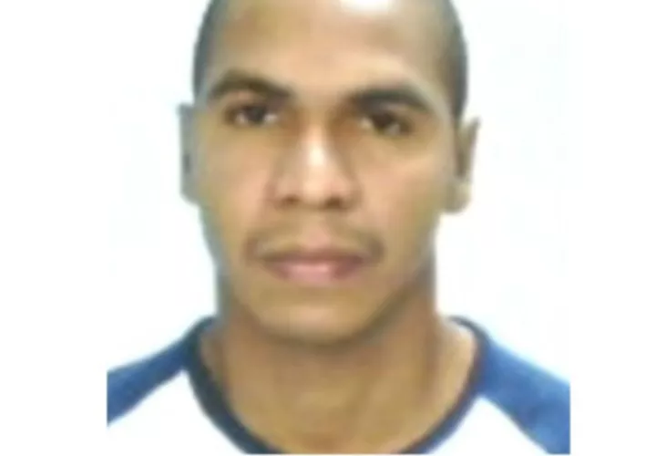 Para quienes puedan ayudar a las autoridades para encontrar a uno de los más buscados. Se trata de Ismael Cueto, alias "Maelo", con cédula 8-743-850. Por la captura de este delincuente están ofreciendo una recompensa de 25 mil dólares. Puede llamar a los números 104 / 511-9339. ¡El tipo es peligroso! 