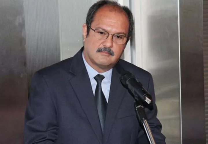 Para Estivenson Girón, director de la Caja de Seguro Social, que parece estar en un estado de negación. Hasta el Tortugón lo está repelando en público y él dice que no fue regaño. Lo cierto es que su administración ha sido la más ineficiente e inepta en los últimos años. ¡El desabastecimiento está a la orden del día!