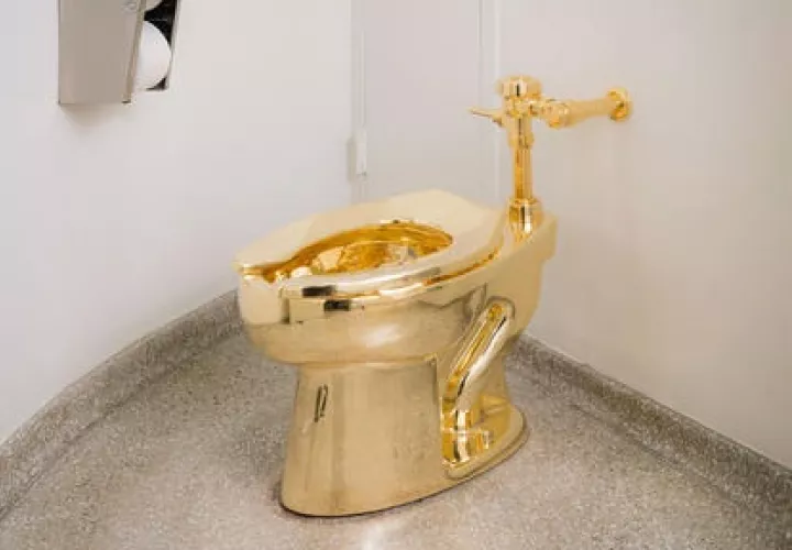 En esta fotografía sin fecha proporcionada por el museo Solomon R. Guggenheim puede apreciarse un retrete de oro de 18 quilates.  /  Foto: AP