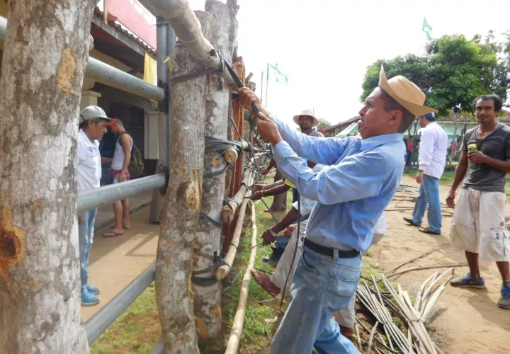 La barrera para jugar los toros se construye con cañazas y estacones.  /  Foto: Zenaida Vásquez