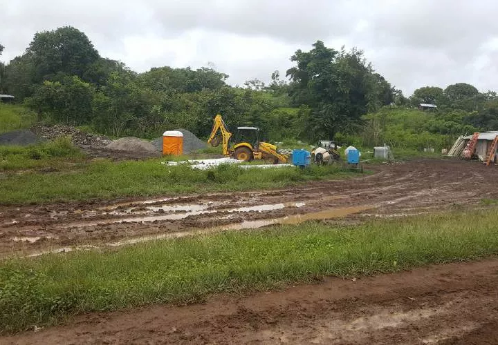 Moradores del pueblo de los Jacintos de Botoncillo de Macaracas, provincia de Los Santos, denuncian el mal estado de las calles.