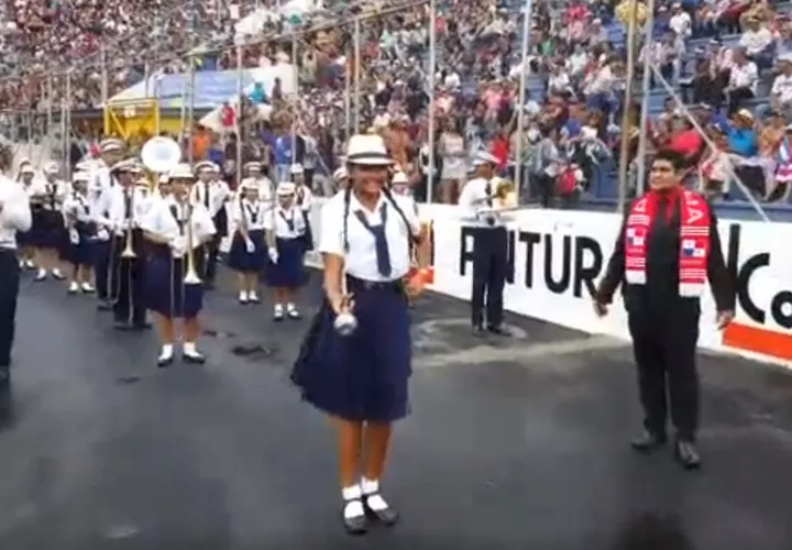 Para la banda de música del Instituto Nacional, que recibió un reconocimiento de la alcaldía del distrito central de Honduras. Esto porque los estudiantes viajaron allá para tocar como invitados en la celebración del 195 aniversario de la independencia hondureña. ¡Dejando en alto el nombre de Panamá!