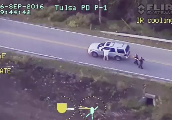 Imagen de una captura de vídeo facilitada por el Departamento de Policía de Tulsa que muestra a Terence Crutcher.  /  EFE