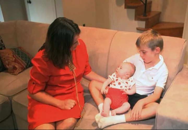  Sarah Gray con su hijo Callum, 6, y su pequeña hija Jocelyn en su casa de Washington. gemelo idéntico de Callum Thomas murió de un defecto de nacimiento cuando tenía sólo 6 días de edad.  /  Foto: AP