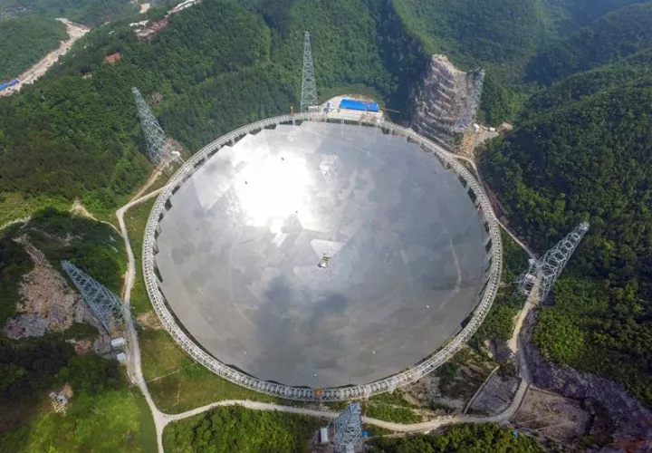 Posee una bandeja de 500 metros de diámetro, con el que espera contribuir a la investigación de los misterios del universo. /  Foto: EFE