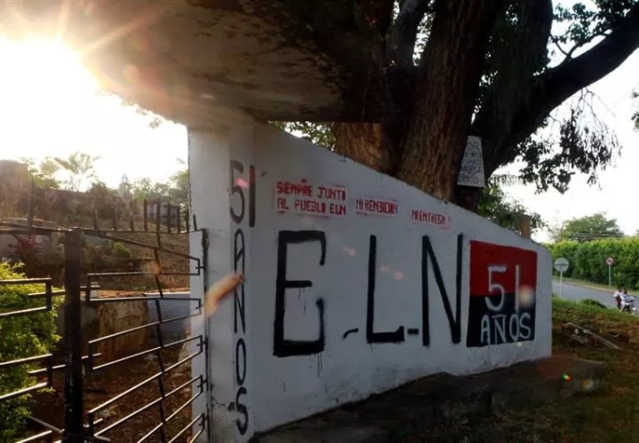 Fotografía de un mural alusivo la guerrilla del ELN (Ejército de Libración Nacional) pintado en el casco urbano de la población de El Palo, Cauca, al surocidente de Colombia.  /  Foto: EFE Archivo