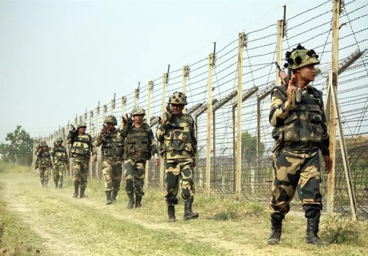 Miembros de las Fuerzas de Seguridad Fronterizas patrullan en la frontera con Pakistán en Jammu (India).  /  Foto: EFE Archivo