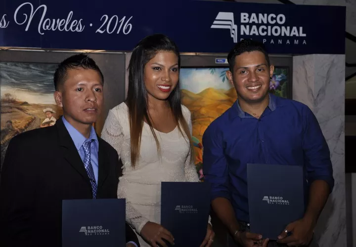 Para David Francisco Segundo, de la provincia de Panamá, que con su obra titulada “Niño en un mundo inconsciente”, en acrílico sobre lienzo, se ganó el primer premio de la VIII versión del Concurso Nacional de Artistas Noveles, que promueve el Banco Nacional de Panamá. El premio fue de $3,000. Hubo otros ganadores.